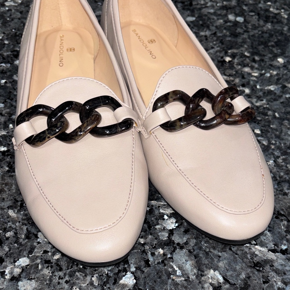 Bandolino Beige Loafers with Black Chain Detail - Picture 4 of 6